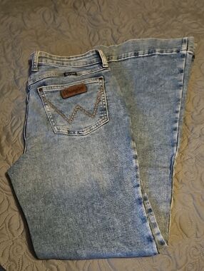 Wrangler Women's Light Wash Boot Cut Jeans
